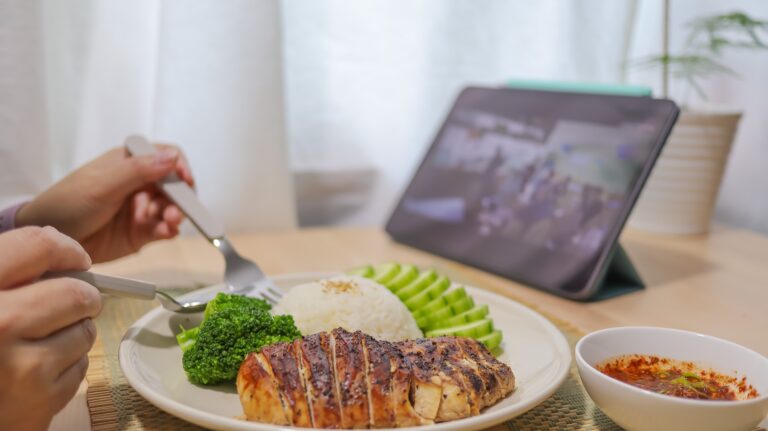 Tip #4: Avoid Eating with Distractions – Be More Mindful at Mealtimes tip4-eating-with-distractions-cover
